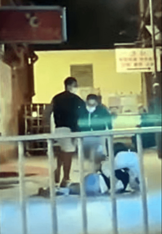 事主遭人拳打腳踢。fb：香港突發事故報料區及討論區
