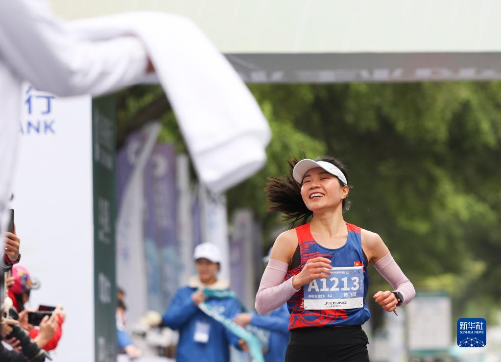 广东选手陈飞洁以2小时51分33秒的成绩获得女子全程冠军。新华社