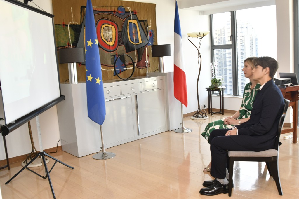 法國駐香港及澳門總領事杜麗緹今日誠邀Jeffrey親臨法國總領事官邸，一同欣賞新歌MV。