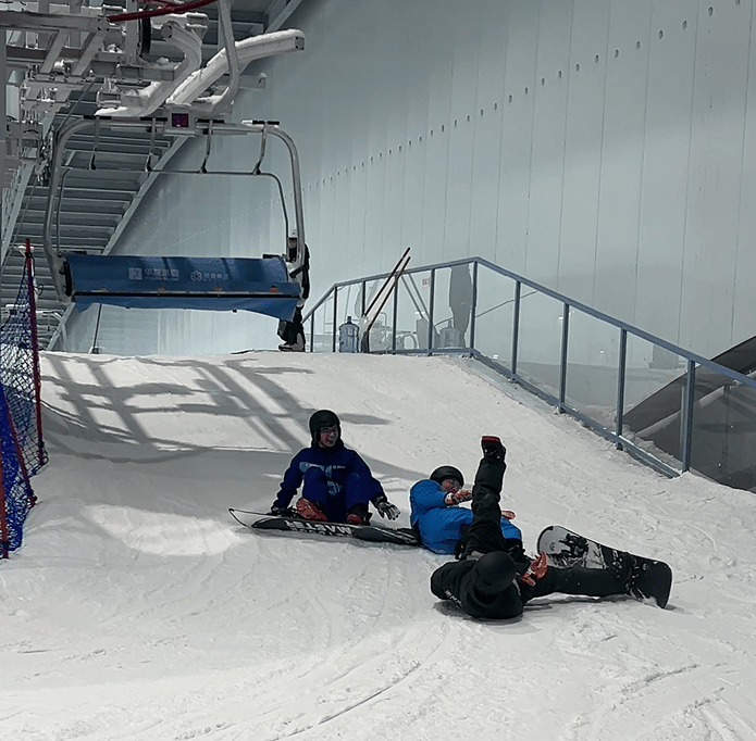記者在滑雪場觀察到，許多入場人士在下車時摔倒，甚至出現「骨牌式」跌倒的情況。