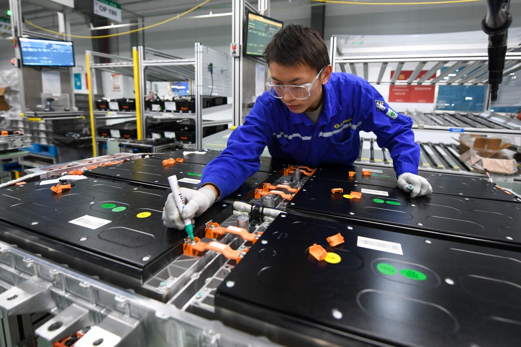 美國決定向中國制鋰電池加征新關稅。新華社