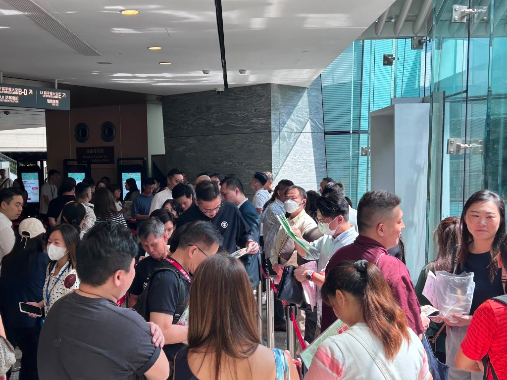 就项目设于九龙站商厦的售楼处现场所见,项目有不少准买家陆续到场,并与代理讨论拣楼策略。 就项目设于九龙站商厦的售楼处现场所见,项目有不少准买家陆续到场,并与代理讨论拣楼策略。