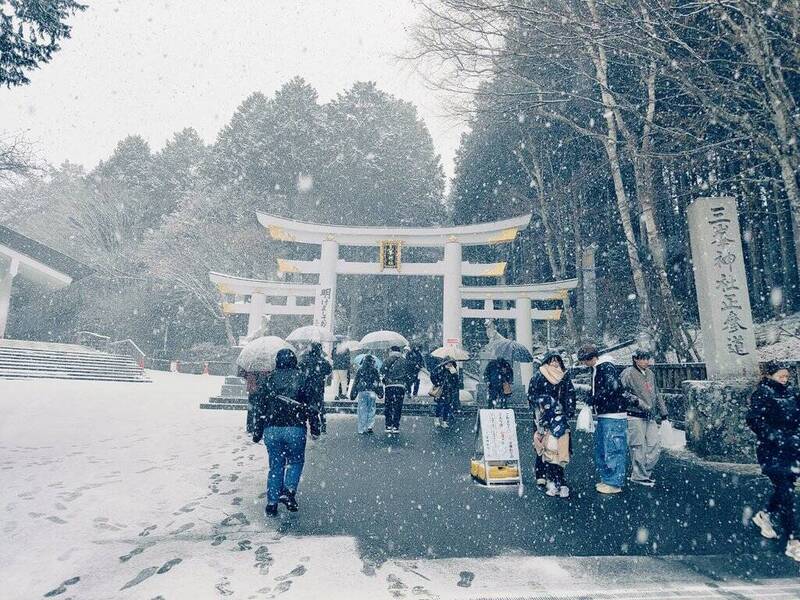 埼玉縣秩父市三峯神社暴雪令道路封閉,導致130名參拜民眾無法回家。X@MrMacgyver2 埼玉縣秩父市三峯神社暴雪令道路封閉,導致130名參拜民眾無法回家。X@MrMacgyver2