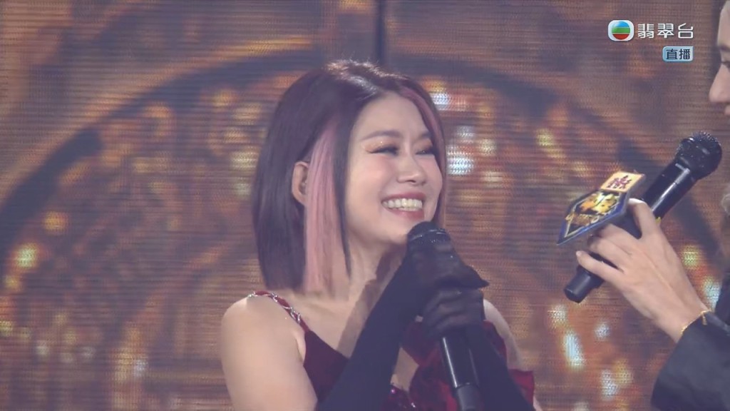許雲妮以一身華麗紅裙，深情演繹張學友的國語金曲〈我等到花兒也謝了〉。