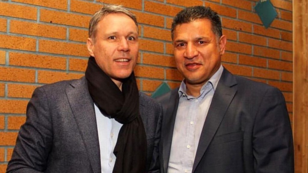 阿里戴伊(右)被被伊朗沒收護照，左為荷蘭名將雲巴士頓。阿里戴伊Instagram圖片