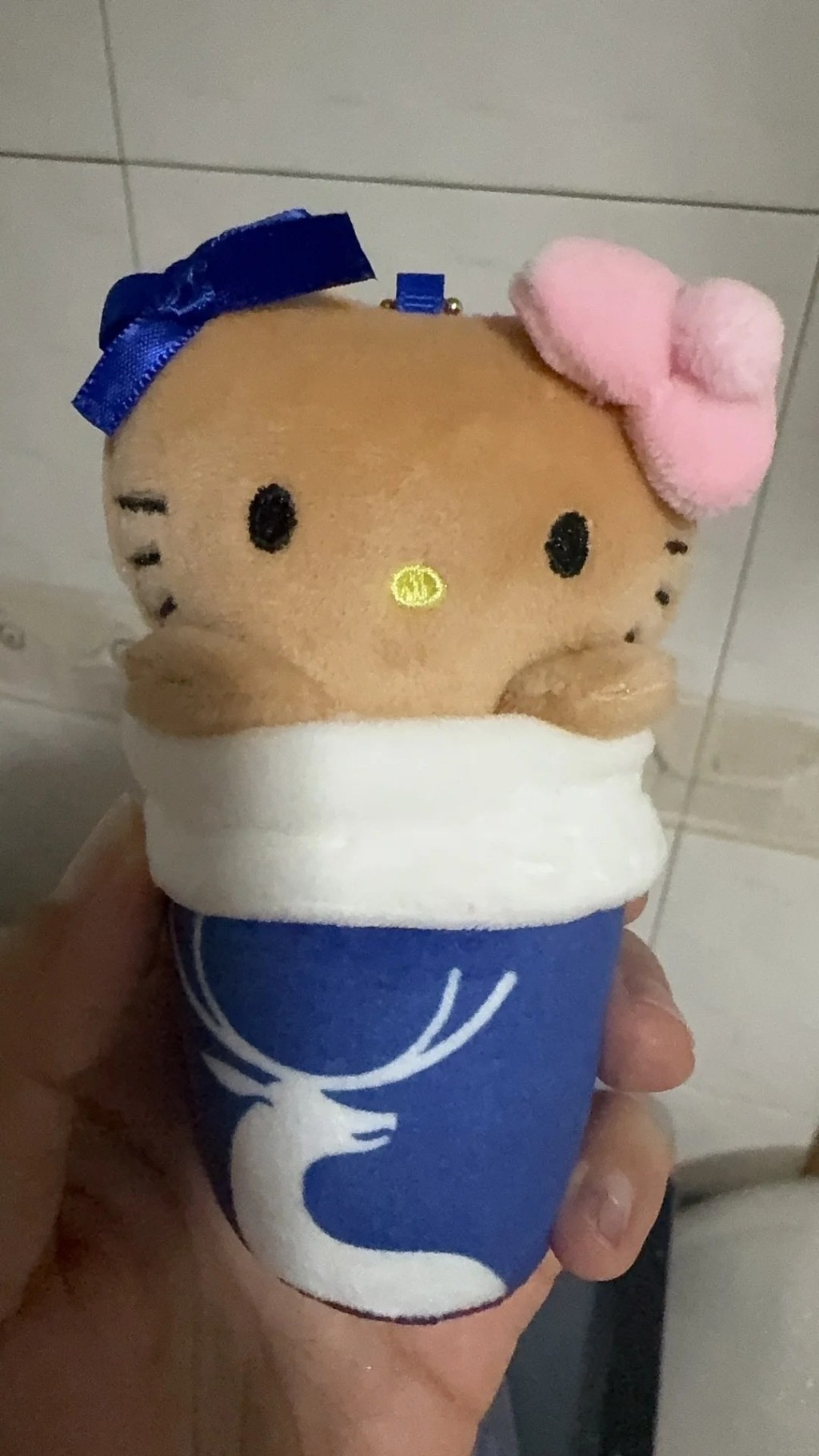 瑞幸与Hello Kitty推联乘活动，公仔挂件被发现串错字变“Heelo Kitty”。小红书