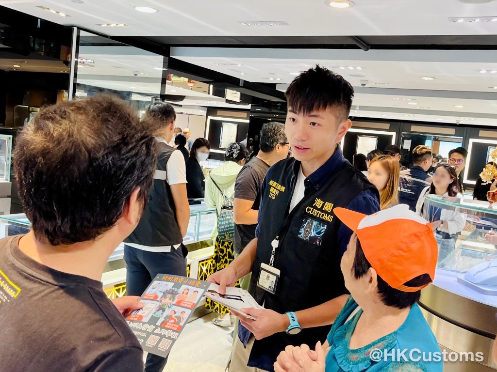 香港海關與旅監局人員展開聯合巡查，於尖沙咀、土瓜灣及紅磡等多個旅客熱門購物點，向旅監局旗下已註冊的商店推廣合規經營原則，並提醒商戶須遵守《商品說明條例》規定。海關fb