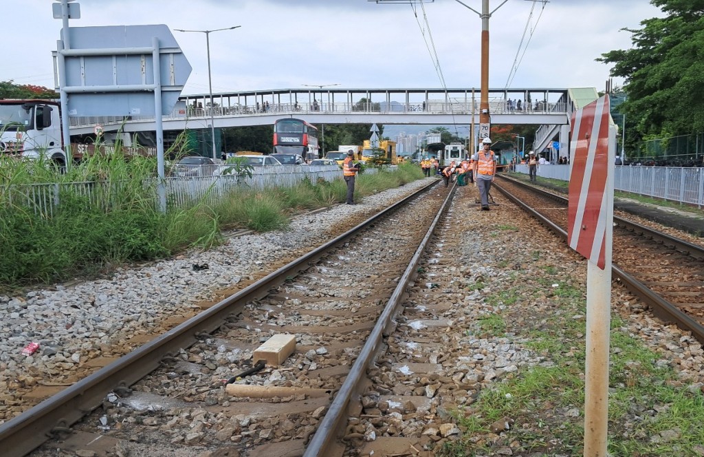路軌旁白色的痕跡是列車脫軌時，車轆磨擦路面所引致。