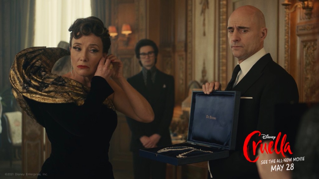 片中清楚可見高級鑽石珠寶作品，正是來自De Beers。