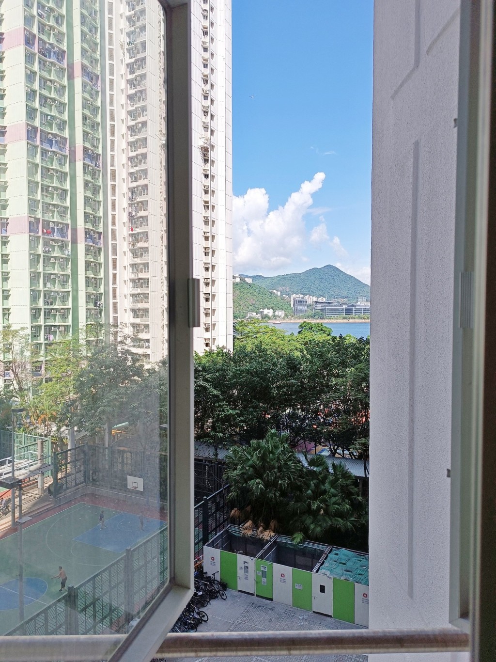 有馬鞍山公屋寬敞戶於申請後1個月, 極速獲原區調遷到海景單位,配房速 度快到連住戶自己也嚇一跳,並興奮 自爆這次大屋搬細屋還有多項大優惠。fb「公屋討論區 - 香港facebook群組」截圖 有馬鞍山公屋寬敞戶於申請後1個月, 極速獲原區調遷到海景單位,配房速 度快到連住戶自己也嚇一跳,並興奮 自爆這次大屋搬細屋還有多項大優惠。fb「公屋討論區 - 香港facebook群組」截圖