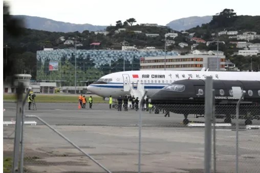 李强总理抵新西兰，当地华人到机场欢迎。