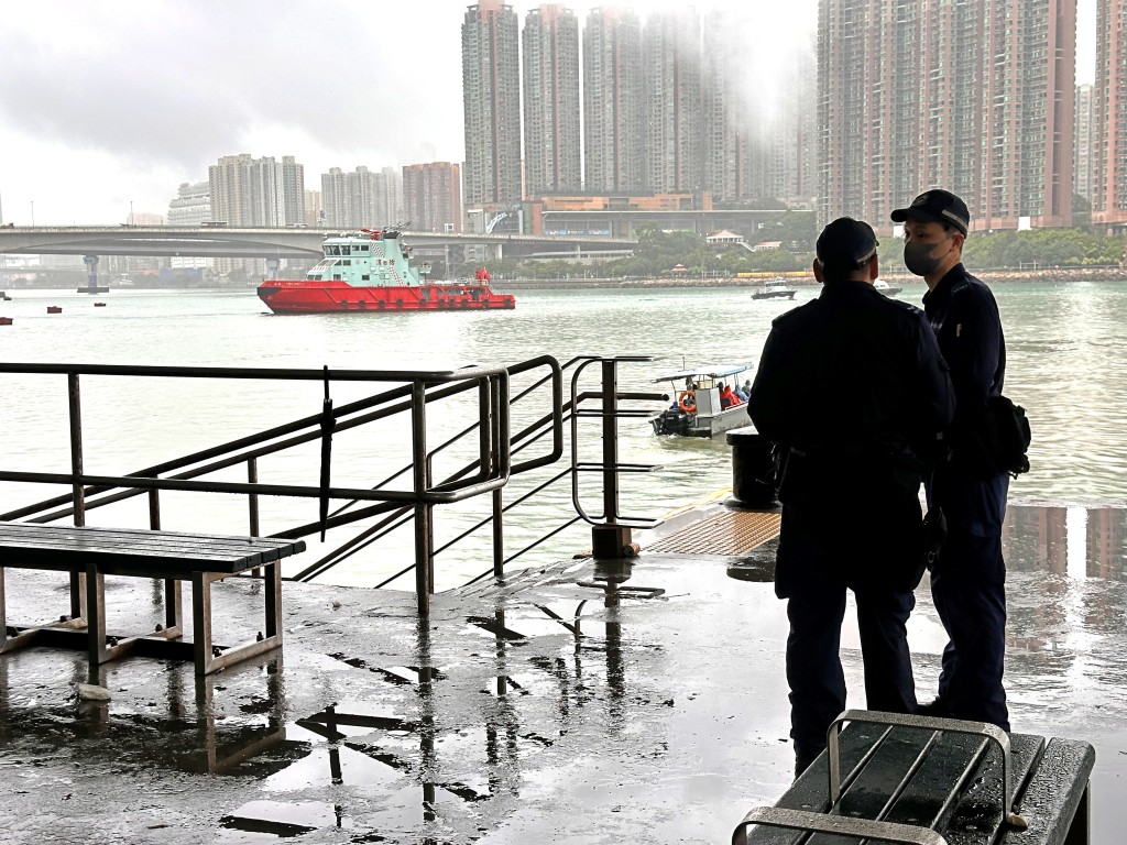 消防捞起浮尸。梁国峰摄