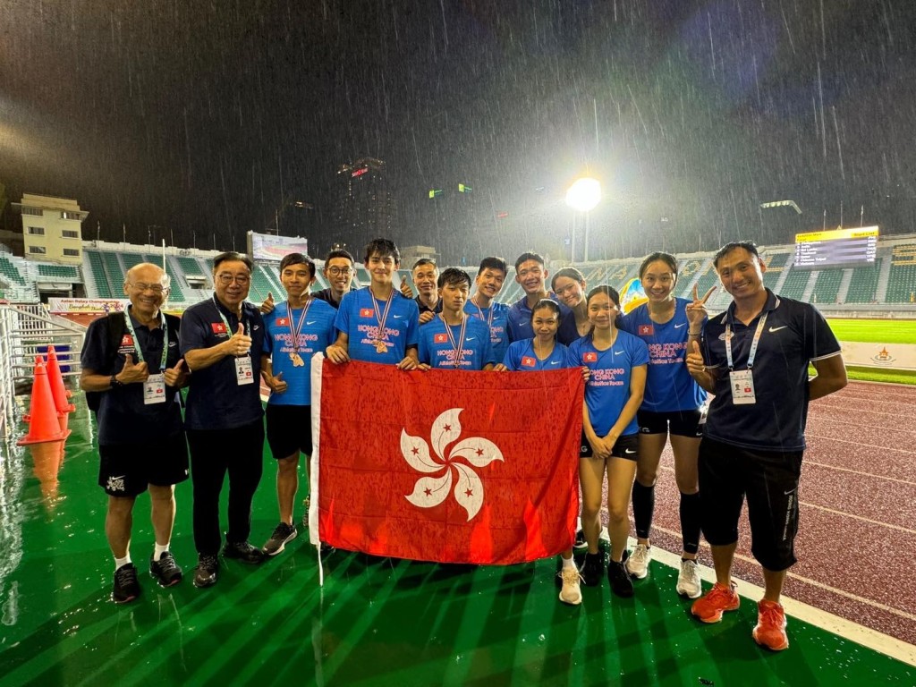 香港田总主席关祺（左二）赛后跟男子接力队及女子4x400接力队合照。中国香港田总FB
