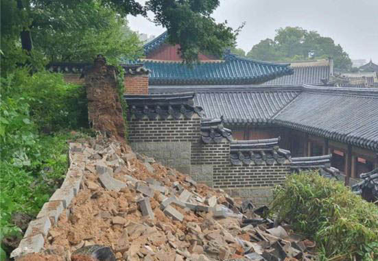 首尔昌德宫仁政殿后方宫墙因豪雨袭击倒塌。（图／南韩文化财厅）