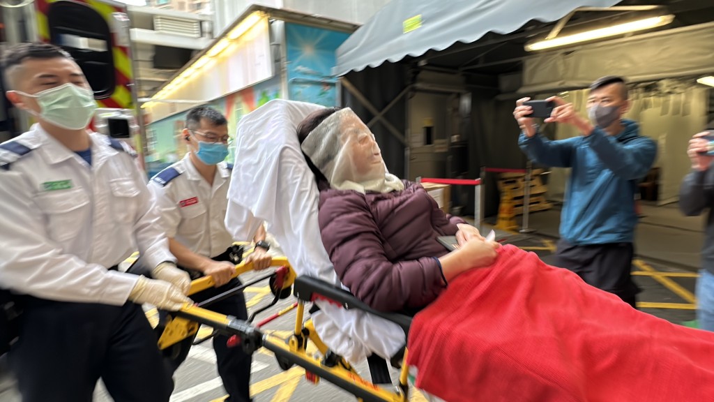 廚房女工臉部敷上降溫物料,送院治理。劉漢權攝