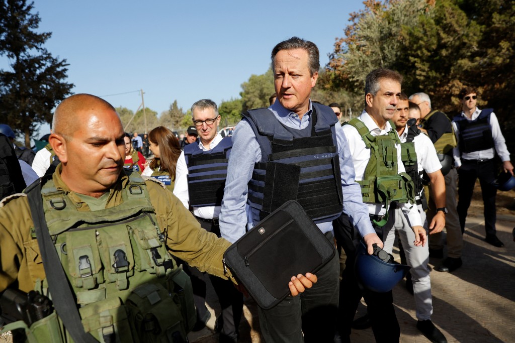卡梅伦早前到访以色列南部受到哈马斯突袭的社区。路透社