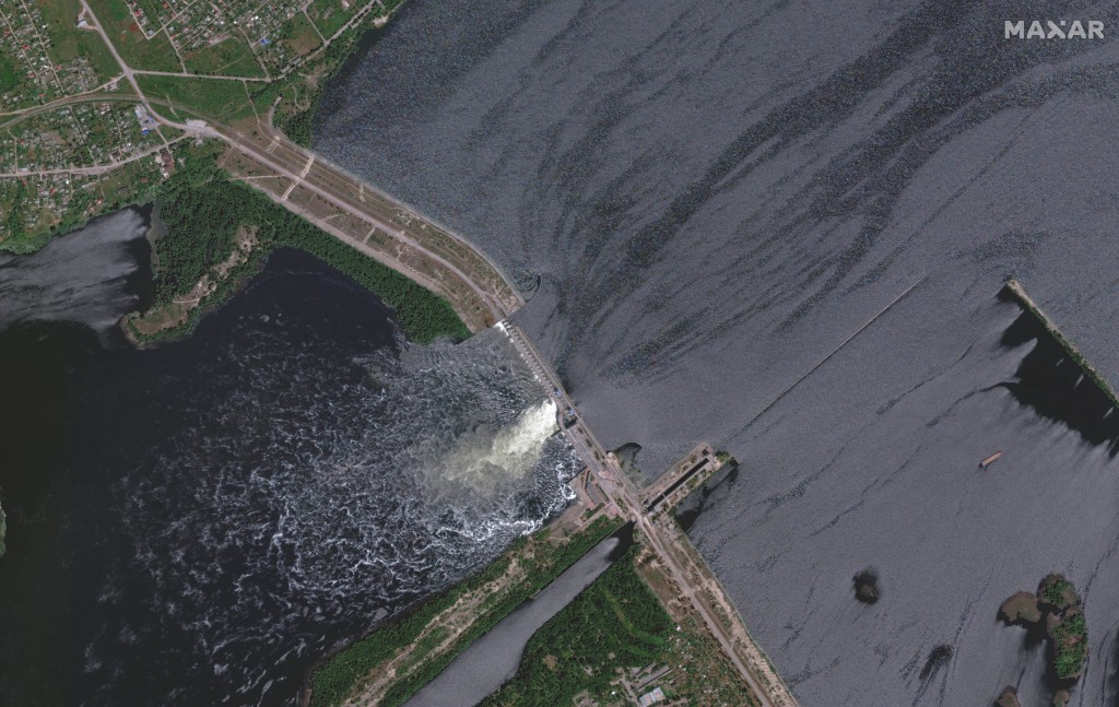 卡科夫卡大壩被炸毀的缺口，湧出大量洪水。路透