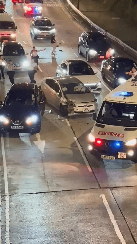 被告駕駛私家車突然向前衝。