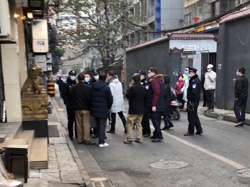 劉四新、吳魁明、許豔及陳科雲等4名律師欲從西邊口進入司法廳,但被當地警方攔住。網圖