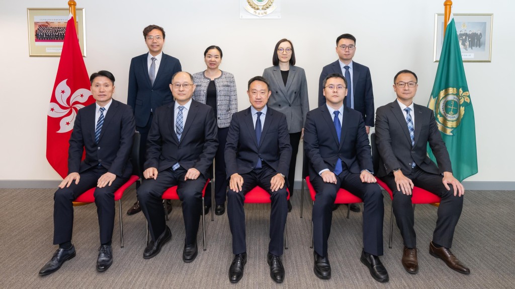 陈子达（前排中）与卢鹏起（前排左二）及国家知识产权局代表团成员合照。政府新闻处