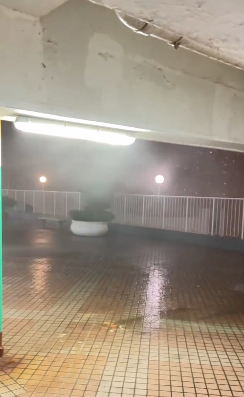 荃灣深夜暴雨情況。Threads截圖 荃灣深夜暴雨情況。Threads截圖