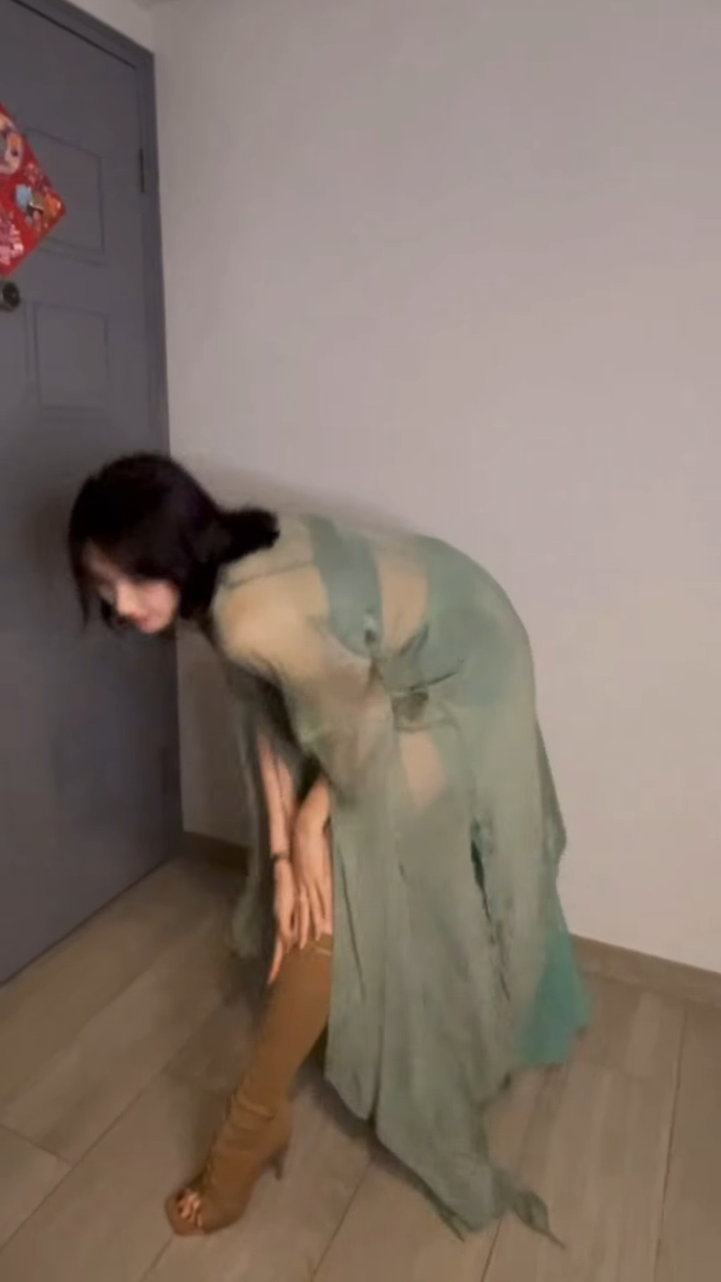 林佑蔚又翹起屁股輕撫長腿。