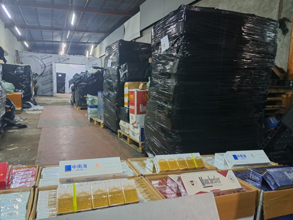 海關周四(5日)在上水進行反私煙行動,搗破一個私煙儲存倉庫,扣查一輛涉案貨車,檢獲約600萬支私煙,估計市值約2700萬元,應課稅值約2000萬元。黎志偉攝 海關周四(5日)在上水進行反私煙行動,搗破一個私煙儲存倉庫,扣查一輛涉案貨車,檢獲約600萬支私煙,估計市值約2700萬元,應課稅值約2000萬元。黎志偉攝