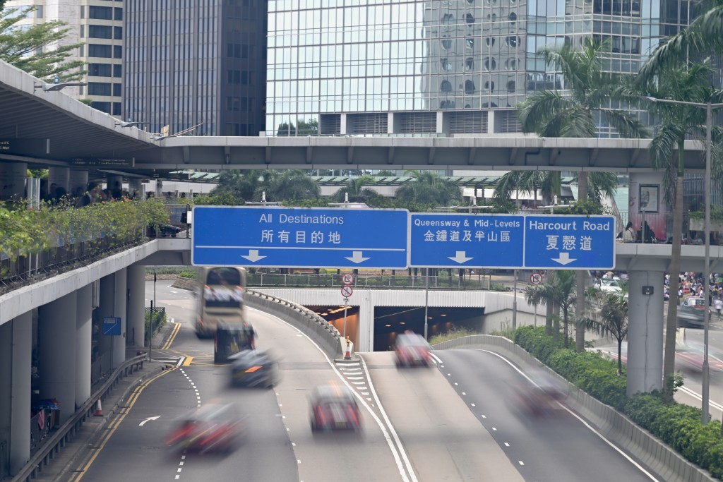 中环的“所有目的地”路牌近年却“爆红”成为内地客热门“打卡”点。钟健华摄