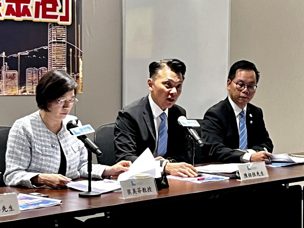 經民聯副主席、立法會議員陳祖恒則指,目前有約500間公司正排隊等待上市,但市場每年處理量僅約80宗,存在明顯差距。 經民聯副主席、立法會議員陳祖恒則指,目前有約500間公司正排隊等待上市,但市場每年處理量僅約80宗,存在明顯差距。