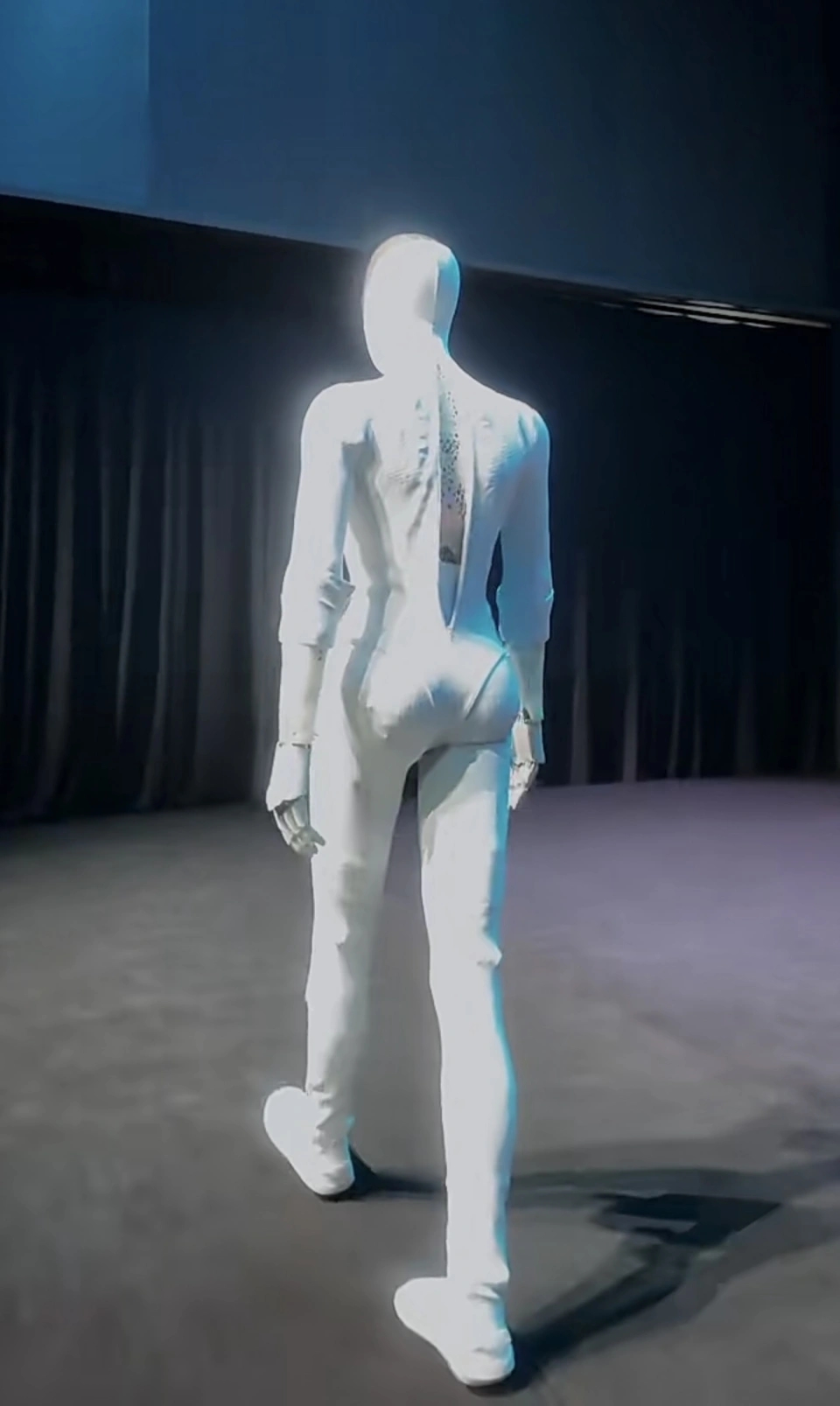 機械人被「脫衣」回應質疑。 機械人被「脫衣」回應質疑。