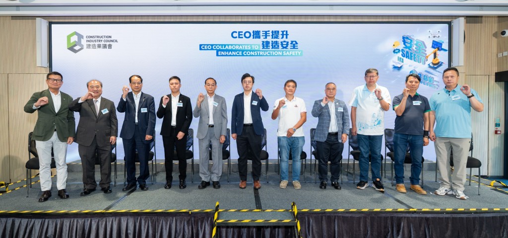 建造業議會執行總監鄭定寕工程師(左一)與一眾嘉賓就「共同堅守不同安全角色與責任」深入對談。 建造業議會執行總監鄭定寕工程師(左一)與一眾嘉賓就「共同堅守不同安全角色與責任」深入對談。