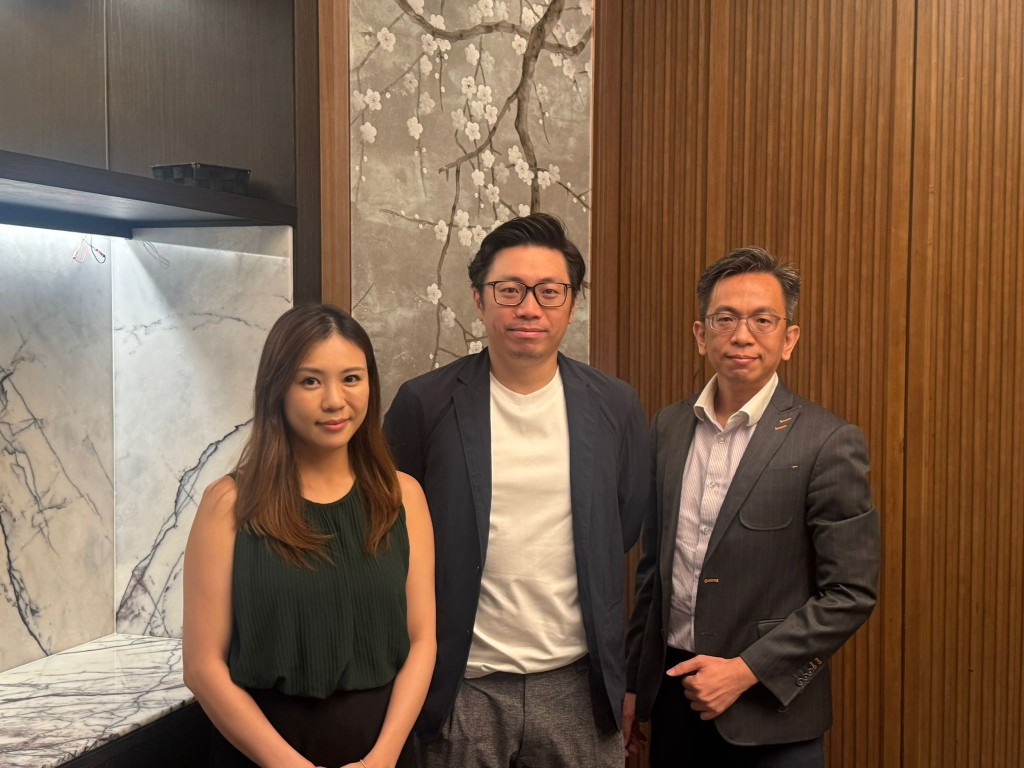 左起：高級企業傳訊經理及執行助理林諾媛、副主席兼財會部主管何偉汗、首席財務官黃浩鈞
