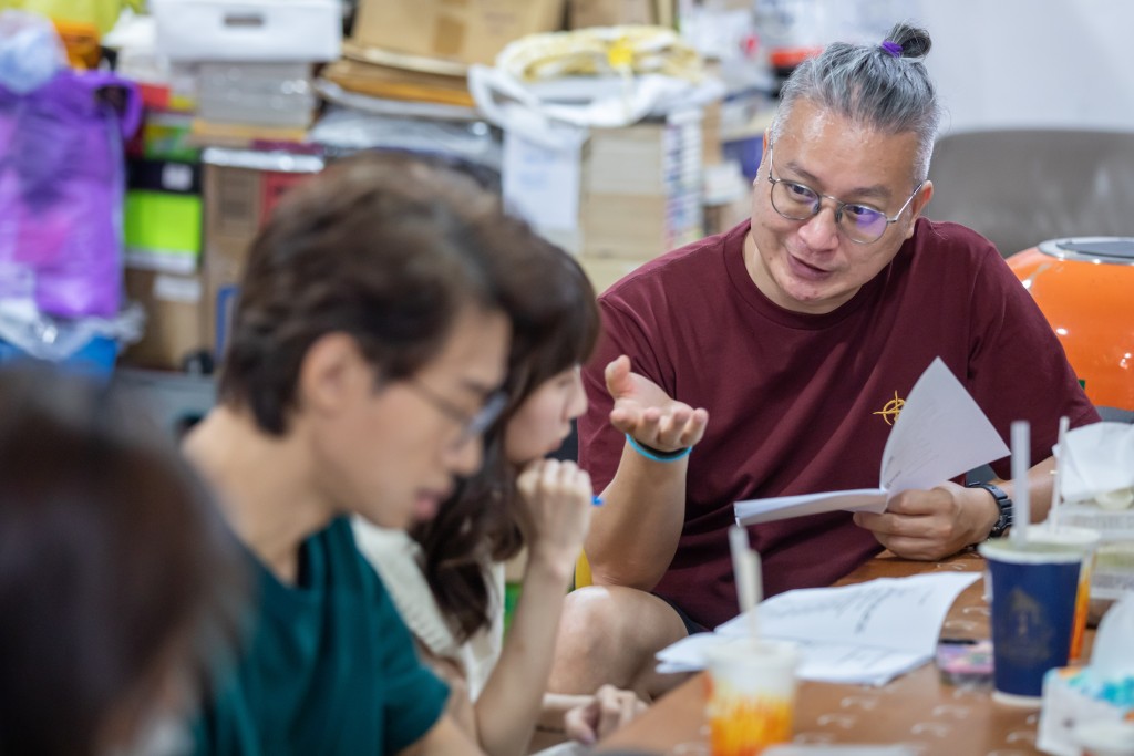 黃浩然跟戲中飾演父女的陳湛文和麗英討論劇情。