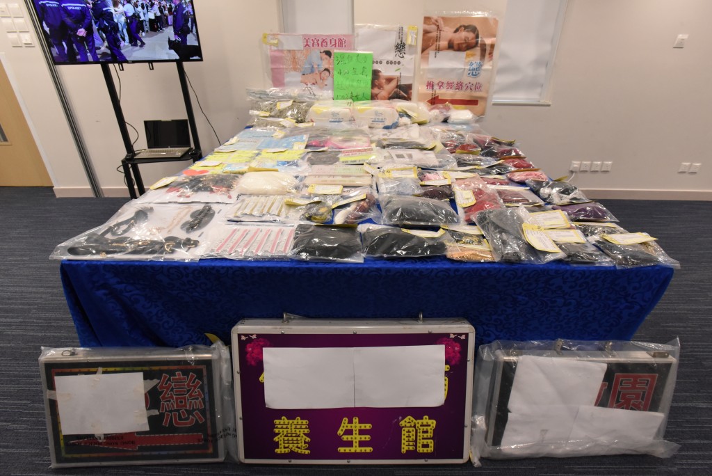 警方展示涉案證物。黃文威攝