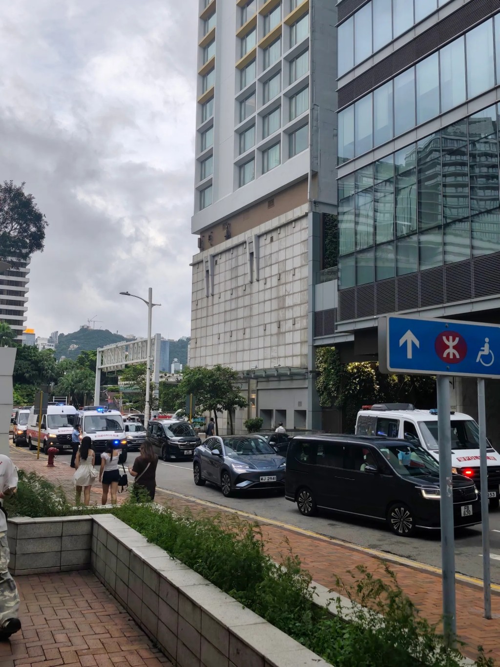 尖沙咀中間道今日傍晚多部警車停泊。Threads:lokyincheng 尖沙咀中間道今日傍晚多部警車停泊。Threads:lokyincheng