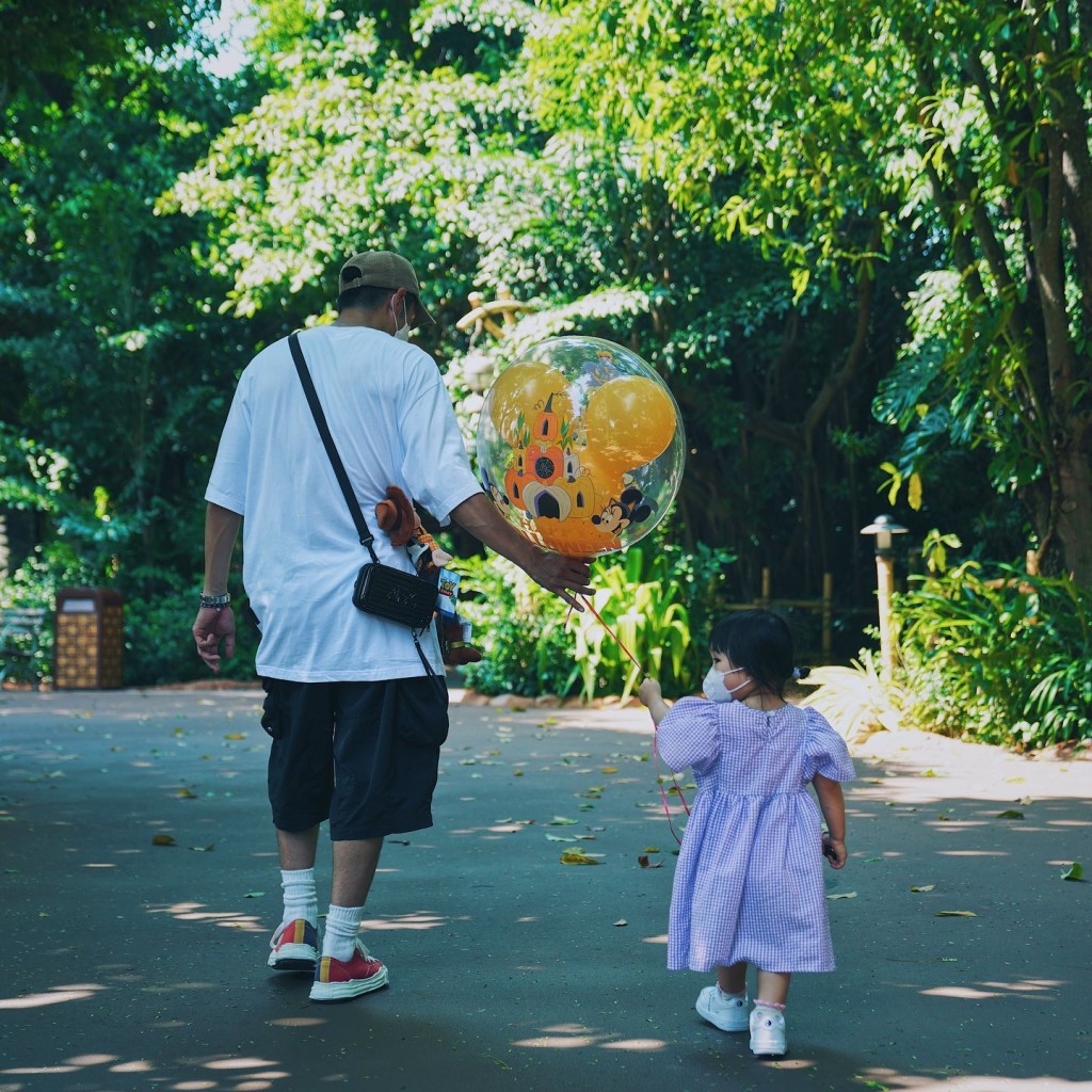 周柏豪与女儿在主题乐园行逛。