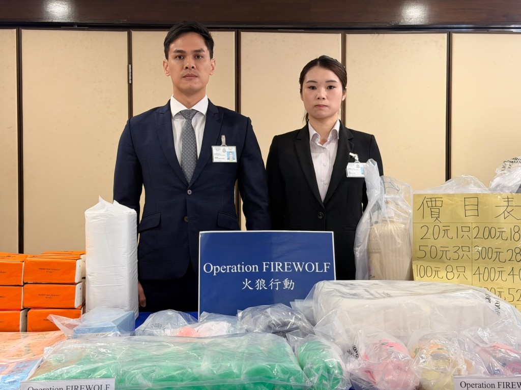 警方展示所得證物。 警方展示所得證物。