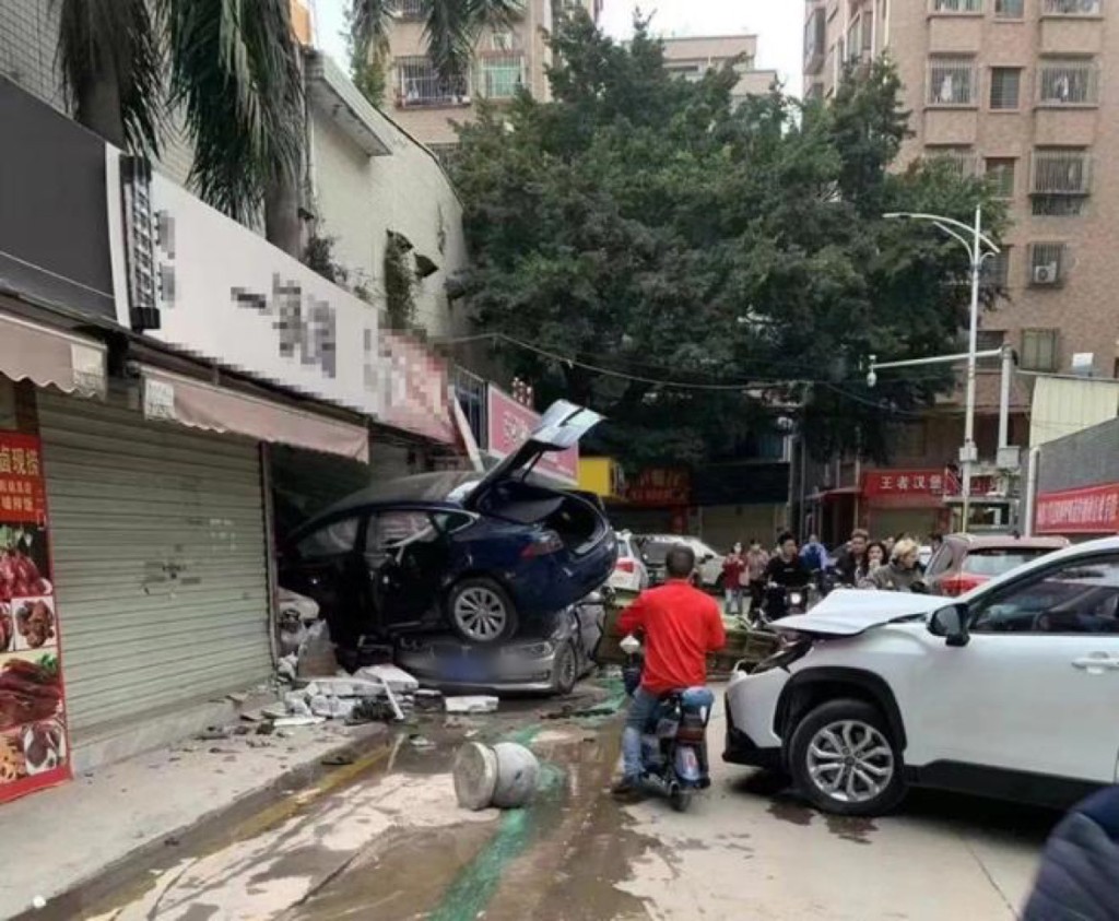 东莞特斯拉（Tesla）失控，连撞2车冲入店铺 2人伤。