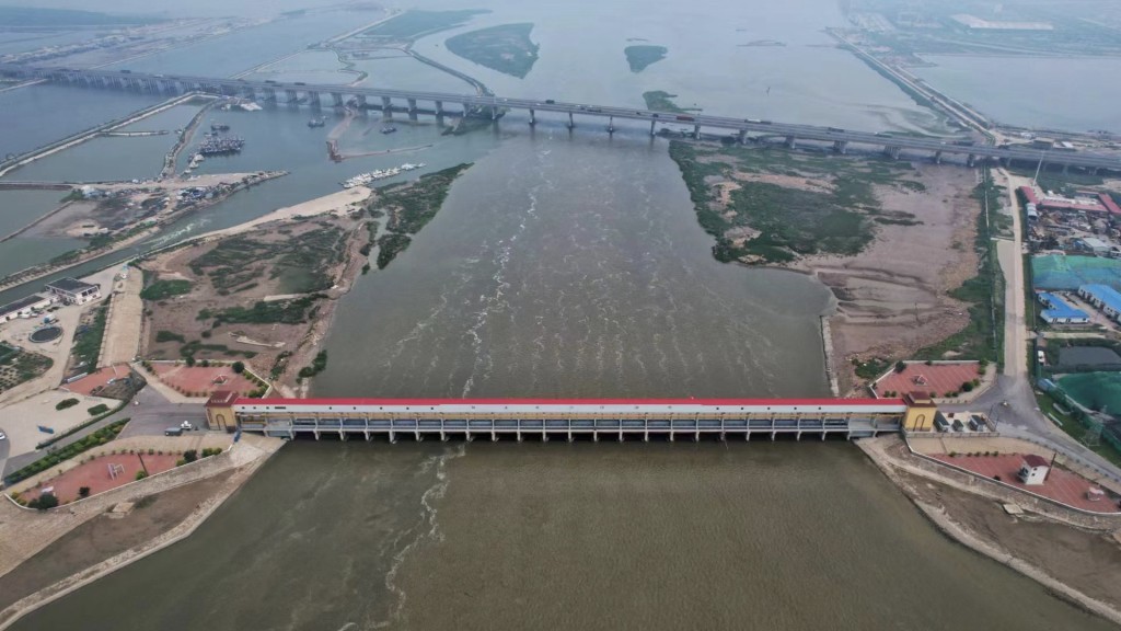 天津水務局表示，永定新河累計下洩入海超10億立方米。 中新社