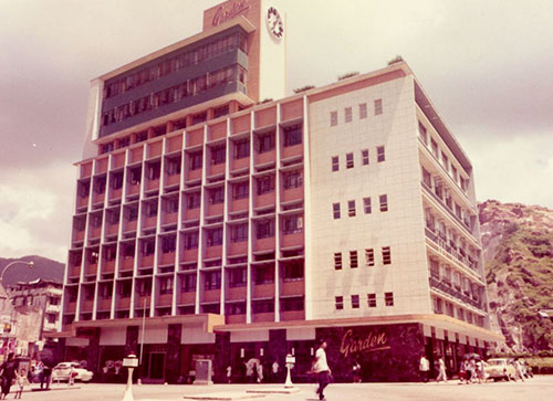 青山道廠房於1958年再度擴建,部份加高至7層建築,總面積增至1萬餘平方米。 青山道廠房於1958年再度擴建,部份加高至7層建築,總面積增至1萬餘平方米。