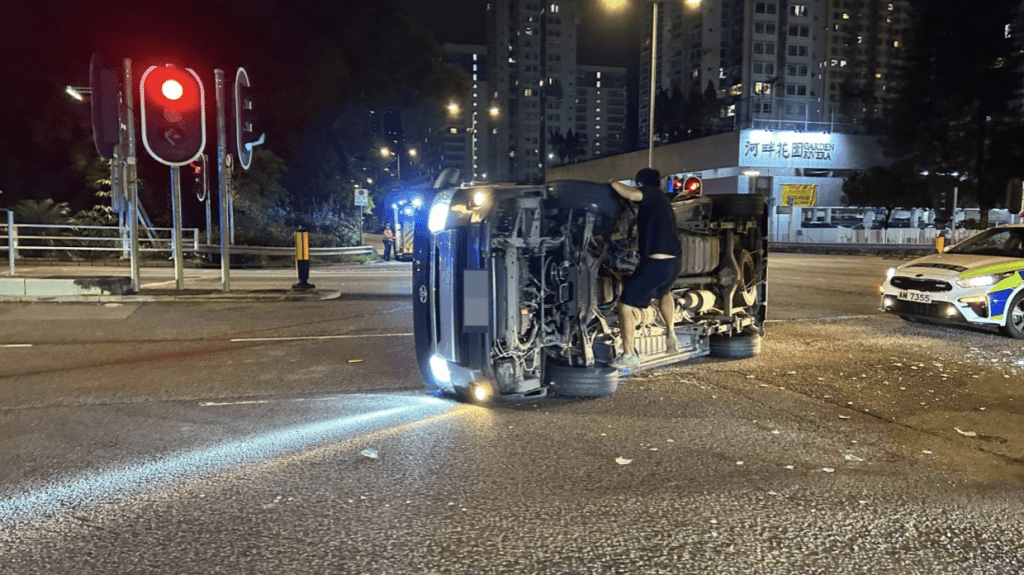 拖車公司職員爬入客貨車檢查。蔡楚輝攝 拖車公司職員爬入客貨車檢查。蔡楚輝攝