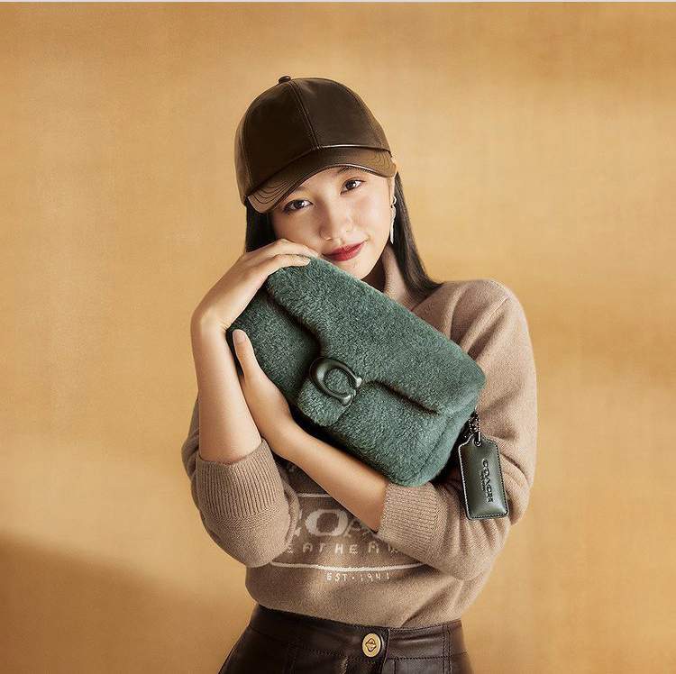 時尚品牌寵兒的木村光希，以啡色皮革棒球帽襯以同色系列針織上衣及皮革半截裙，展現優雅的活發美。