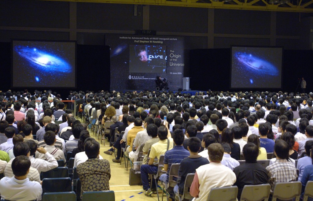 霍金在香港科技大學發表演說吸引2000名市民觀賞。資料圖片