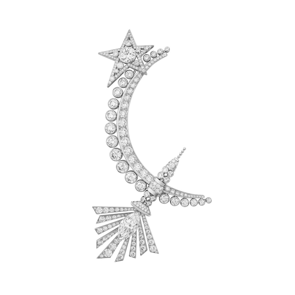 Lune Éternelle 胸針，白金鑲嵌鑽石，包括一顆重約3.20卡的馬眼形切割鑽石、一顆重約1.05卡的圓形切割鑽石、四顆各重約0.40卡的圓形切割鑽石。