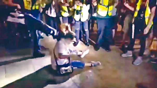 ■婦人被人起飛腳踢向後腦。