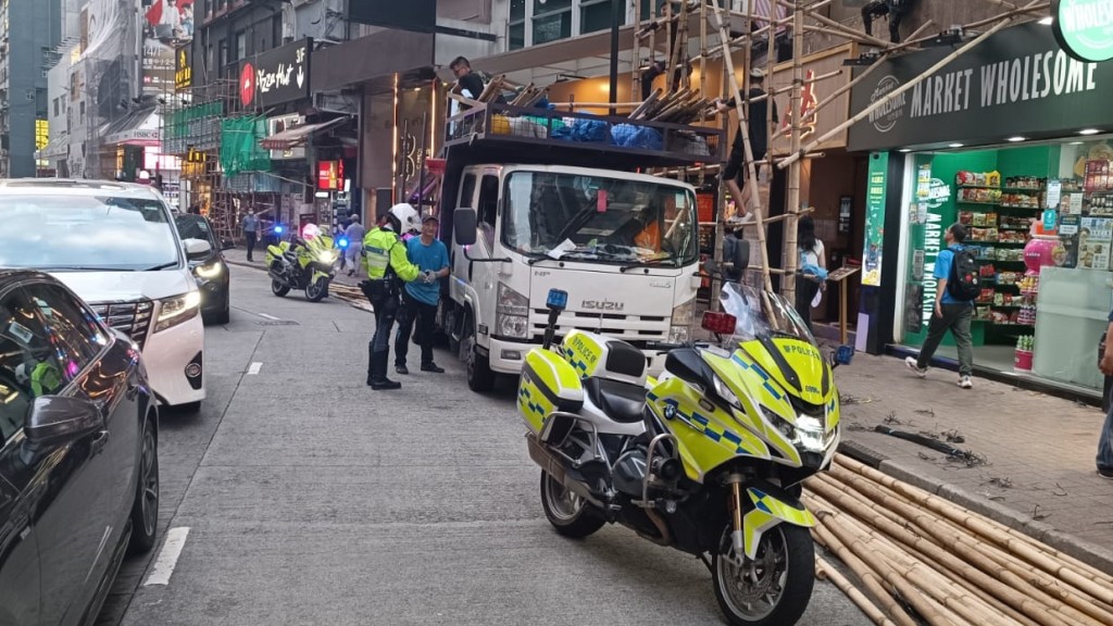 警港島區打擊貨車違例行動 2日內發686張牛肉乾