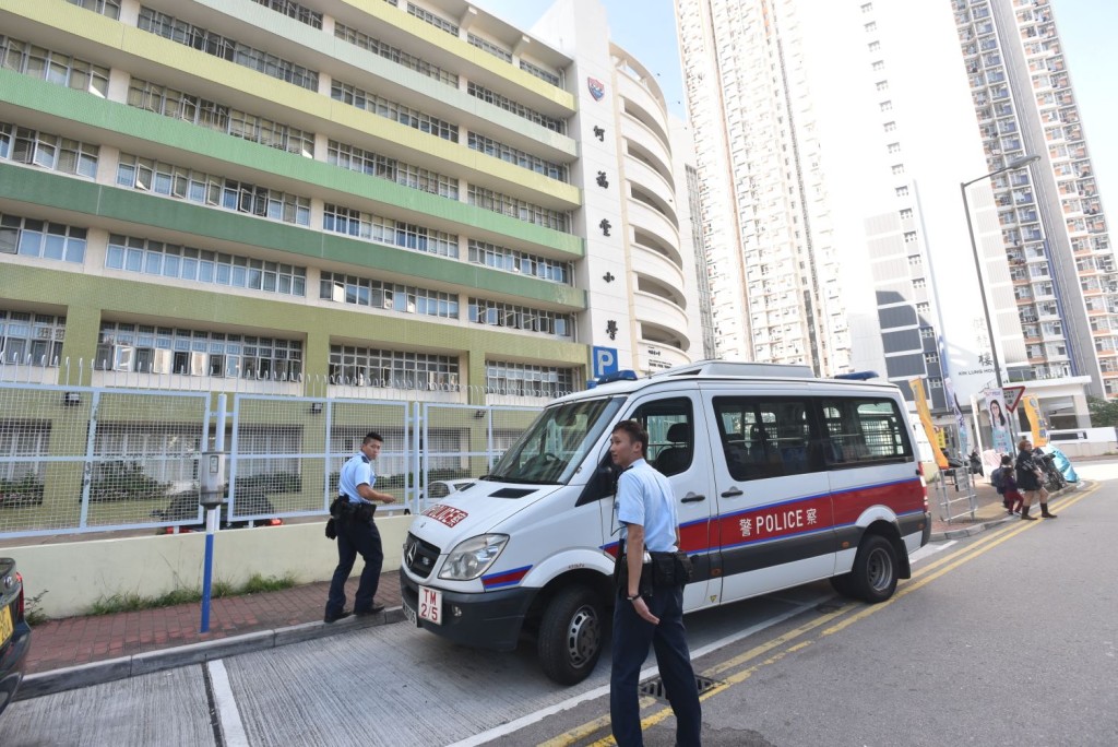 警員今午到涉事學校調查。