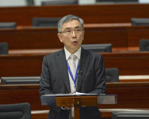 劉怡翔指「減辣」及放寬按揭措施言之尚早。資料圖片