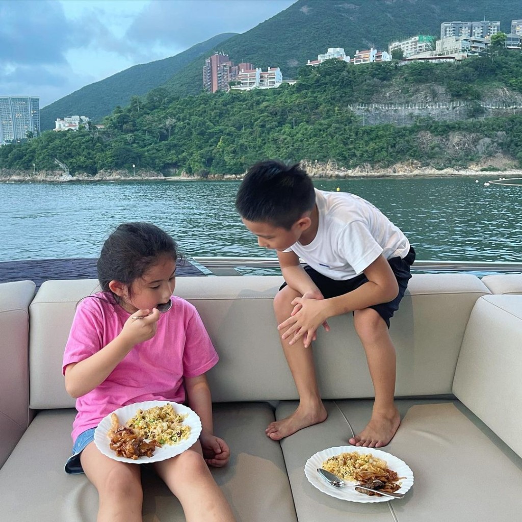 梁浸浸與陳真排排坐、齊齊食。