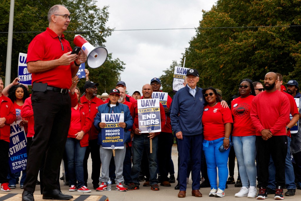 拜登在密歇根州與罷工的汽車工人會面，爭取支持。路透社